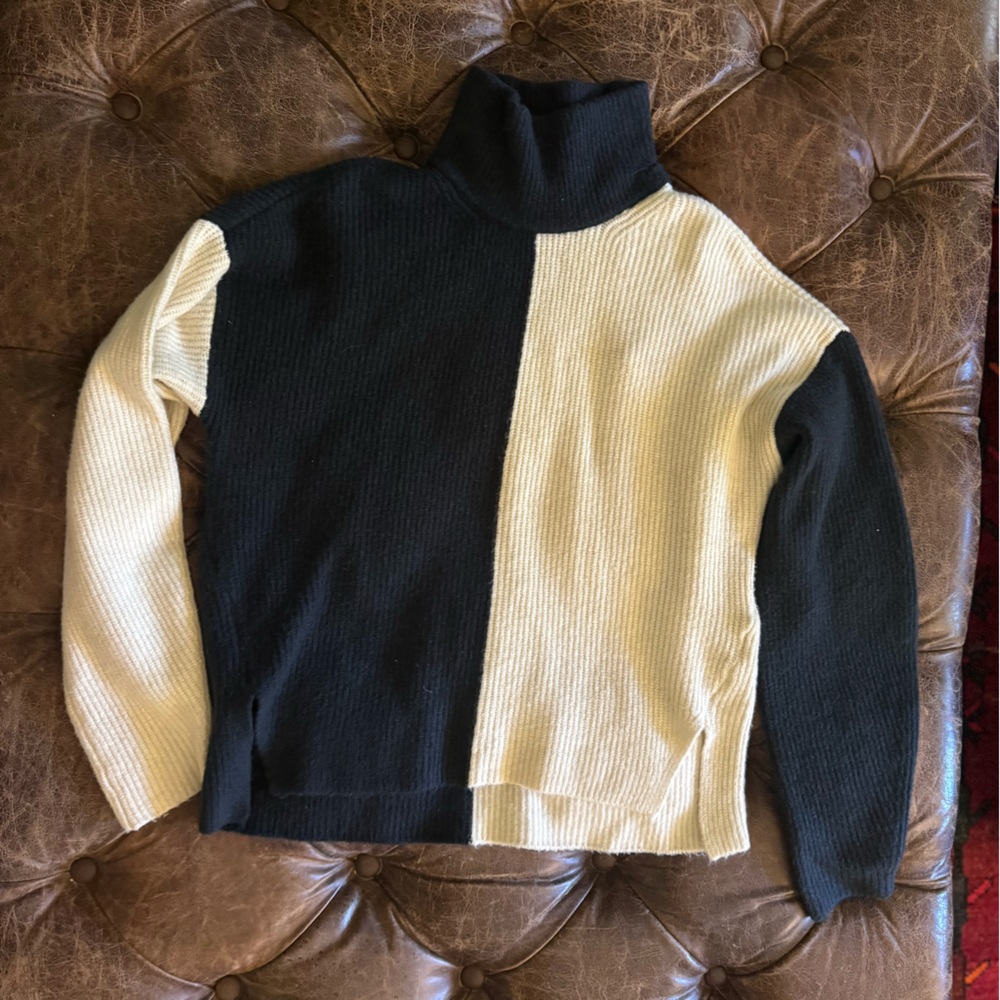 Abercrombie & Fitch Navy and Cream Knit Sweater